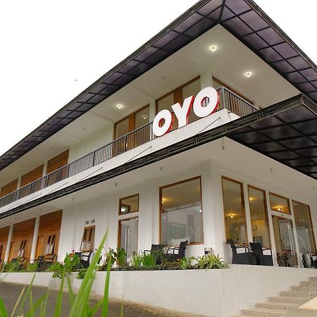Oyo 446 Hotel Kawi Surapatha Malang Ngoại thất bức ảnh