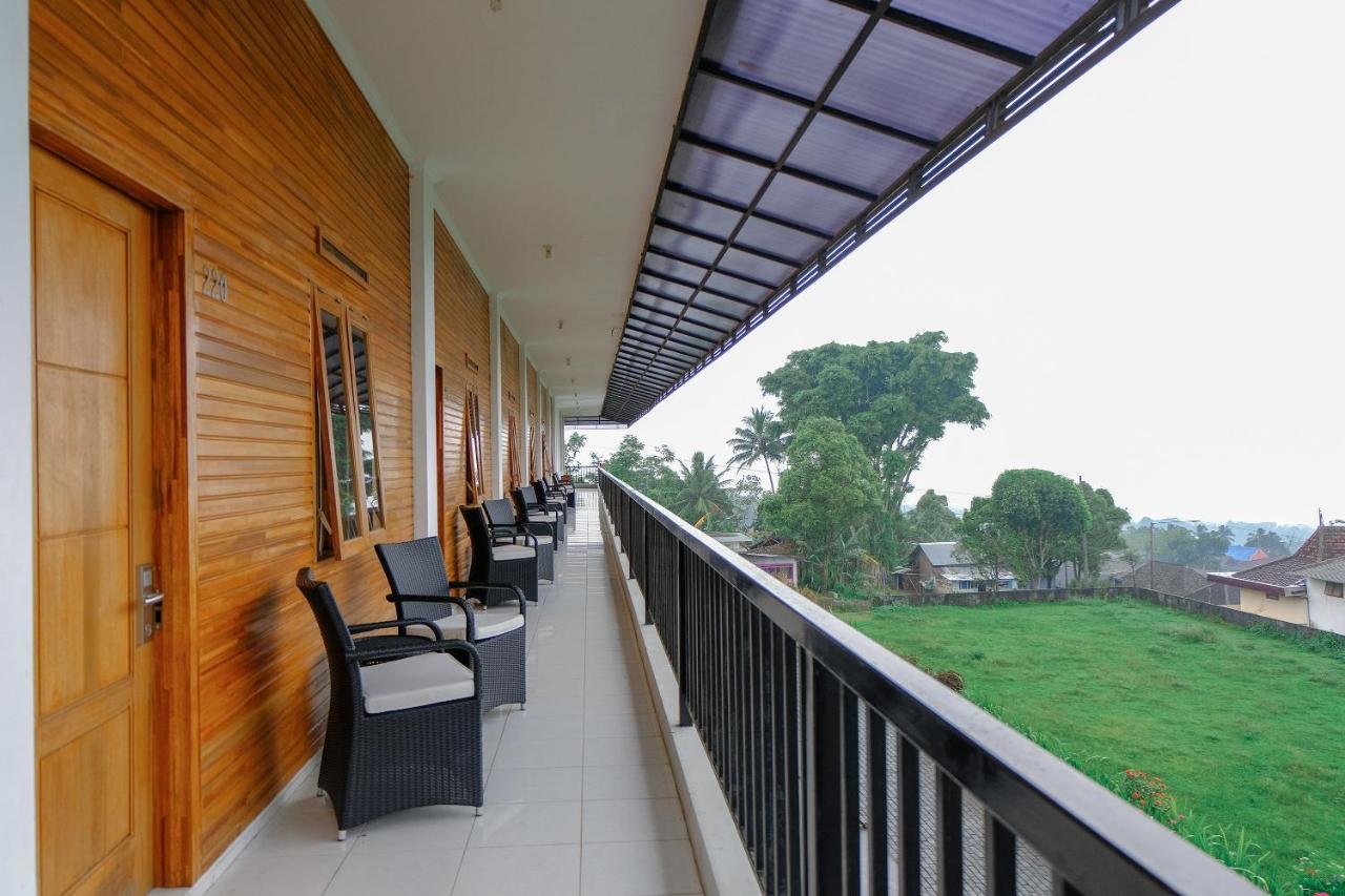 Oyo 446 Hotel Kawi Surapatha Malang Ngoại thất bức ảnh