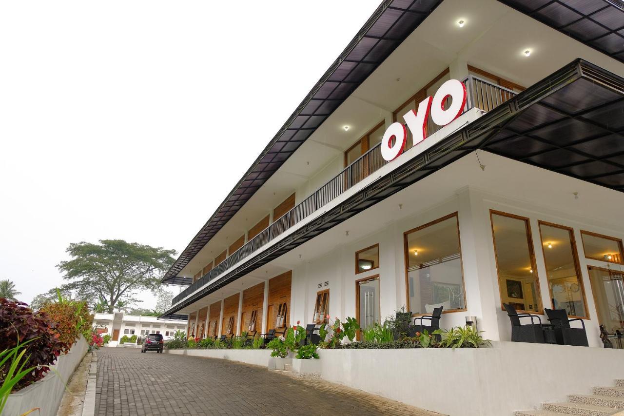 Oyo 446 Hotel Kawi Surapatha Malang Ngoại thất bức ảnh